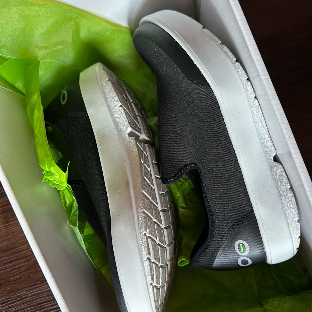 OOFOS Women's White and Black OOMG Eezee Shoes